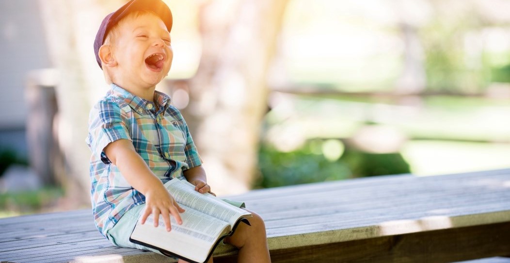 image d'enfant riant dans le soleil