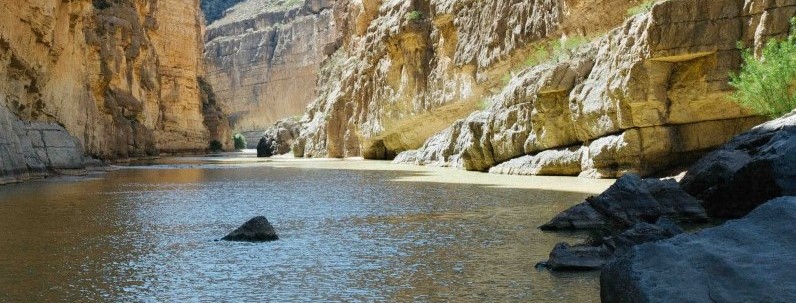 image d'une rivière ensoleillée dans un canyon
