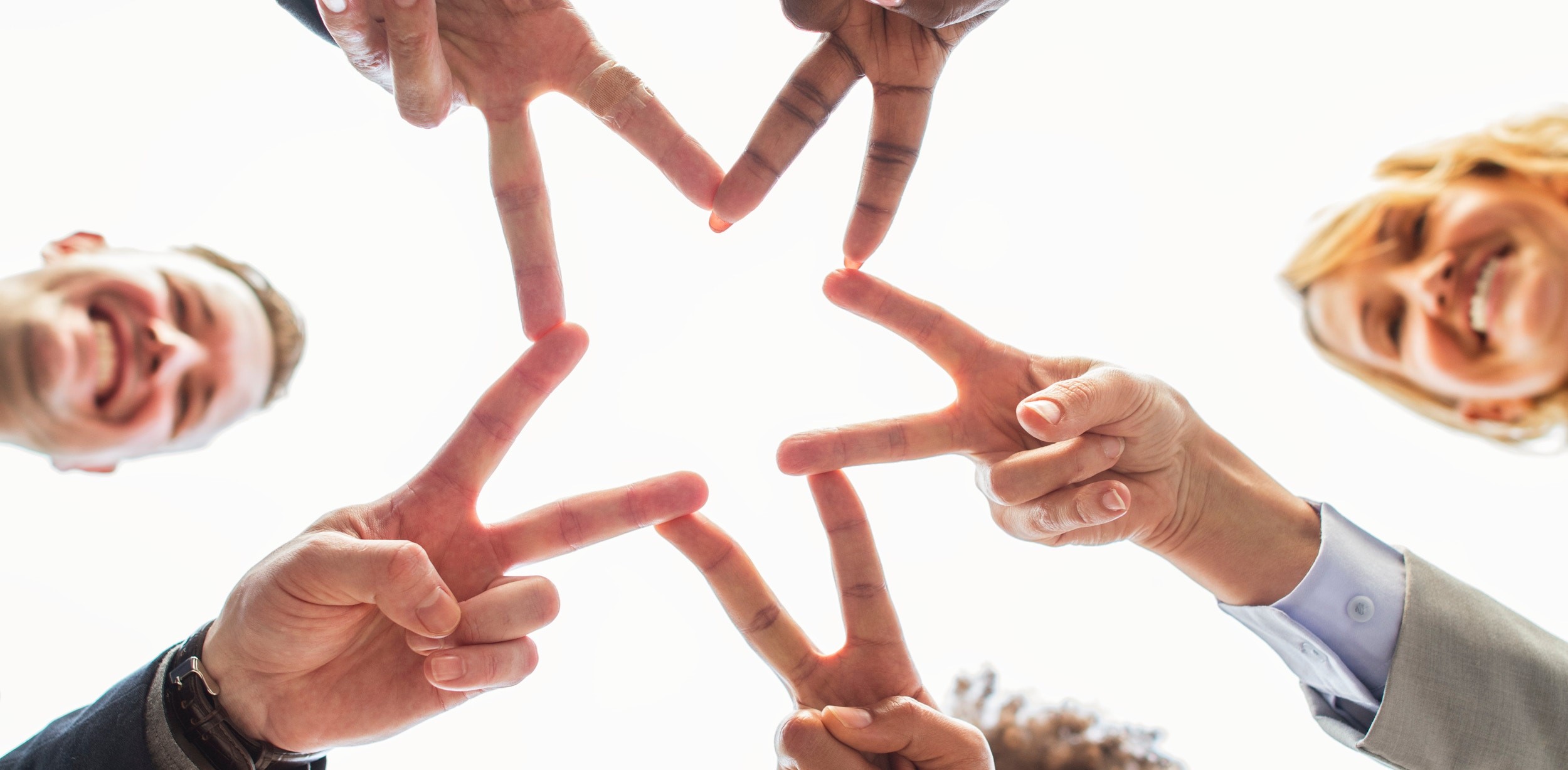 image de mains dessinant une étoile