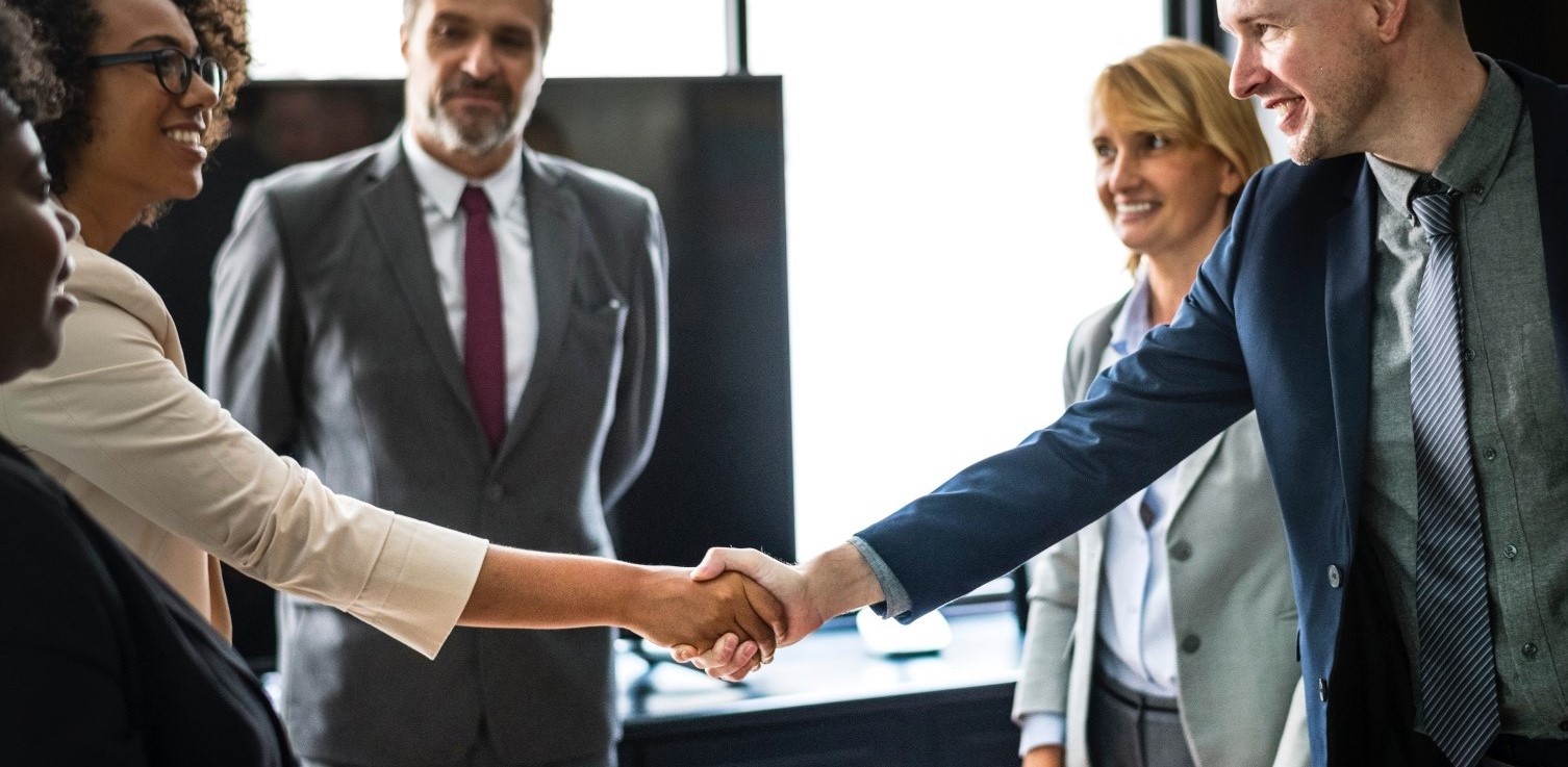 image d'une fin de réunion heureuse